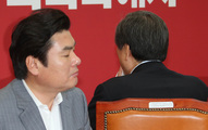 [포토] 뒤돌아앉은 김무성