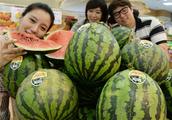 [포토] 우박 맞은 수박 싸게 팔아요 