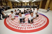시민 1200여명이 손도장 찍어 만든 태극기