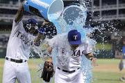 [포토] 추신수 3안타 축하 물세례