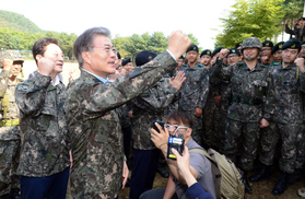 재신임 넘었지만…문재인 체제 ‘4개 과제’에 성패 달렸다