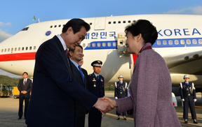 박대통령 방미 출국…대북메시지 ‘화답’일까 ‘압박’일까