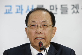 황우여 “국정 교과서 영원히 하자는 것 아냐”