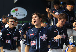 두산, NC 꺾고 2년 만에 한국시리즈 진출…“삼성 나와라”