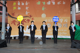 수화로 부른 ‘내 나이가 어때서’ 장애인 관객들 환호
