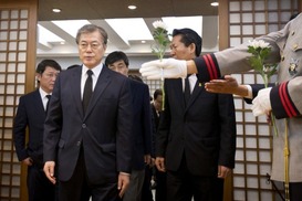 문재인 “YS 평생바친 민주주의, 무너지게 하지 않겠다”