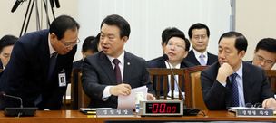 쓰러진 백남기씨 외면한 채 경찰, 34분간 살수차 더 가동