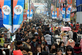 [포토] 크리스마스 이브 명동거리 북적북적