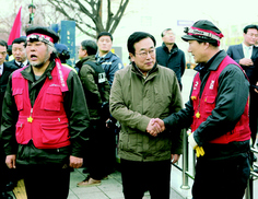 합동양조분회 송복남·택시부산지회 심정보씨, 고공농성 253일만에 땅으로