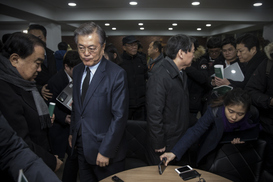문재인-안철수 어색한 마주침