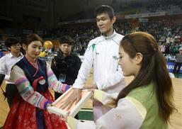 [포토] 김주성 ‘사상 첫 1000 블록’ 손도장