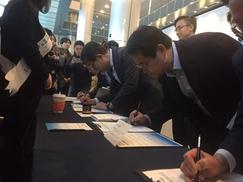 여야 경제법안 절충, 더 꼬이게 만든 ‘대통령 거리서명’