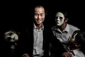 터전없는 삶 비웃듯 ‘괴기스러운 무대’