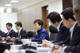 박 대통령, 오바마와 통화 ‘강력하고 실효적 대북제재’ 공감