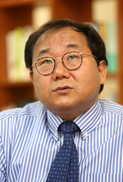 ‘대중 심리학자’ 황상민 교수 해임 논란