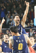 전태풍, 1.5초 남기고 역전 3점슛…KCC 10연승
