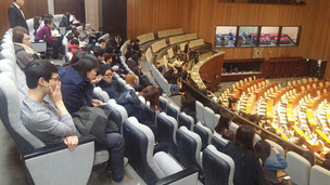 “필리버스터 직접 보자”…국회 찾아온 시민들