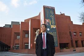 “속속 문 닫는 소극장들, 공공재로 만들어야”