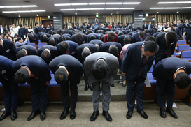 10초 사과절 하고…3시간 삿대질…친박-비박 ‘말폭탄’