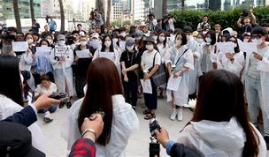 “여성 공격 말라” 호소마저, 마스크 쓰고 외쳐야 하다니…