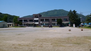 폐교로 캠핑 오세요…파주 금곡초 ‘독서캠핑장’ 12월 개장