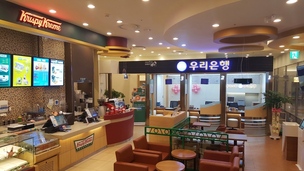 은행과 도넛집이 동거하는 까닭은?