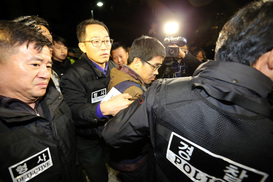 한상균 위원장이 아버지 손을 잡을 수 있도록