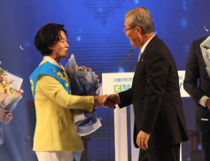 추미애, 김종인 만나 “지도편달 부탁드린다” 