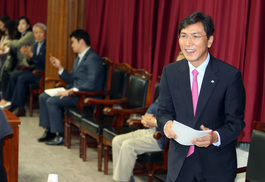 광주 간 안희정 “호남·김대중 정신이 내 도전에 큰 힘 될 것”