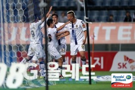 축구장은 ‘위아래’ 전쟁