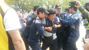 부산서 백남기 농민 사망 규탄 회견 준비하던 시민단체 관계자 연행