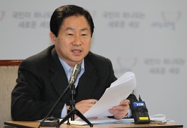 “박근혜 대통령, 청와대 불 다 끄고 스탠드 하나만 켜놔” 