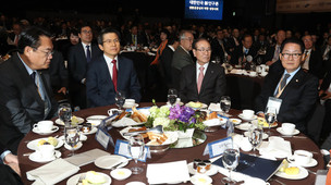 ‘김병준 카드’ 날아든 날, 떠나지도 못한 황교안 