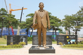 구미 박정희 전 대통령 동상에  ‘독재자’ 낙서