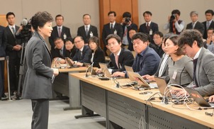 특검 수용한다면서도…한편으로 검찰수사에 가이드라인