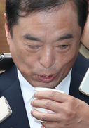 김병준 “여야-청 합의로 총리 후보 나오면 저는 없어지는 것”