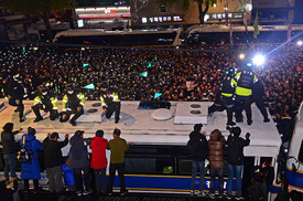 [8신] 시위대 “청와대 길 열어달라”…경찰버스 올라간 1명 첫 연행 