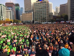 시민들 “청와대 길 열어달라”…경찰버스 올라간 1명 첫 연행 