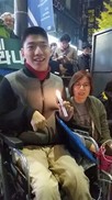 광주 촛불집회 나온 지체장애인 “작은 힘 보태고 싶었다”