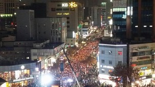 대구 30년 만에 최대 인파 거리로…“박근혜 퇴진” 외쳐