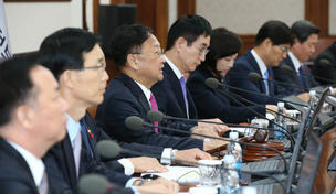 [한겨레 사설] 국민 대신 ‘범죄 피의자’에게 봉사하는 장관·수석들