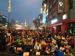 ‘촛불 막말’ 김진태 사무실 앞 밝힌 춘천 촛불집회