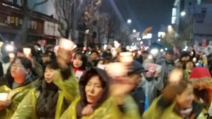 80년 그날처럼 광주 시민들 ‘훌라송’ 부르며 금남로 행진