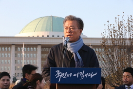 거리 나선 문재인 “탄핵 못하면 대의기구 자격 없어”