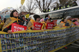 세월호 유가족들, 청와대 100m 앞 다다르자 오열