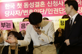 법원 ‘동성혼 결혼 불허’ 재확인… 김조광수 부부 항고 기각