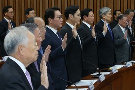 [한겨레 사설] 전경련 해체, 쇠뿔도 단김에 빼라