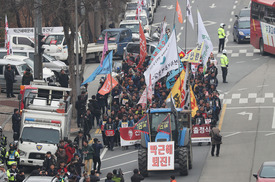 ‘전봉준 트랙터 투쟁단’ 2차 상경투쟁…“더러운 권력 갈아엎자”