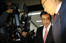 연락없이 ‘취임인사’ 갔다가…정우택 ‘문전박대 쇼’ 논란 