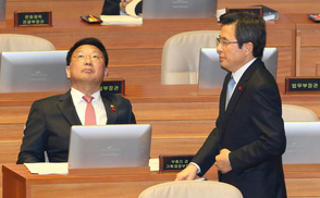 황교안에 인사 강행·황제 의전 등 추궁 쏟아져